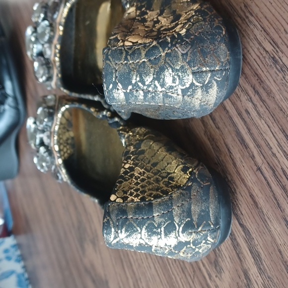 Simply Vera Wang Peep Toe Flats w/Embellishment - Gold/Black - 6 - Picture 4 of 6